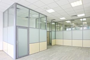 Комбинированная алюминиевая перегородка с дверью